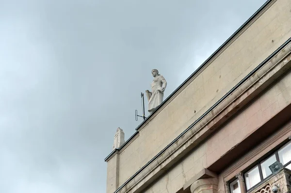 Socha na levé věži brány č. 6 moskevského průplavu — Stock fotografie