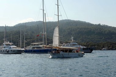  Türkiye 'nin Marmaris kentinin limanında bir zevk gemisinde turistler
