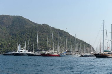  Türkiye 'nin Marmaris kentindeki yat kulübünün limanında yelkenli.