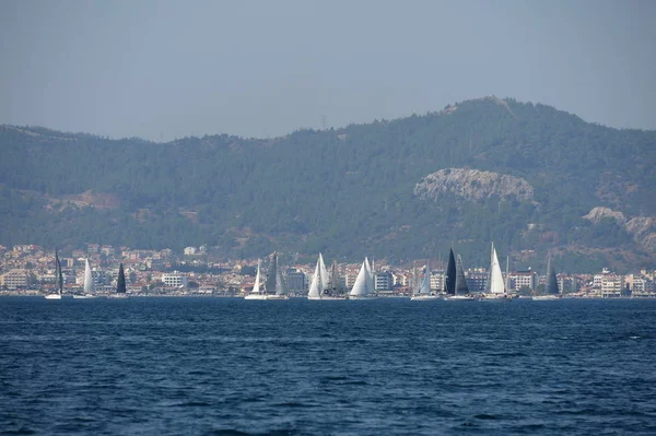 Jachty v zálivu v blízkosti tureckého města Marmaris — Stock fotografie