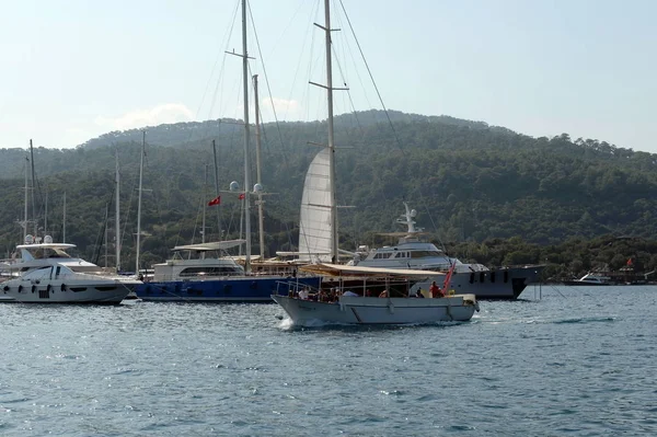 Toeristen op een plezierboot in de haven van de Turkse stad Marmaris — Stockfoto