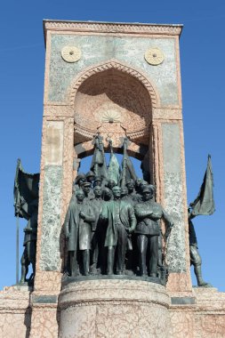  Taksim Meydanı 'ndaki Cumhuriyet Anıtı. 8 Ağustos 1928 'de İtalyan heykeltıraş Pietro Canonica tarafından tasarlandı.