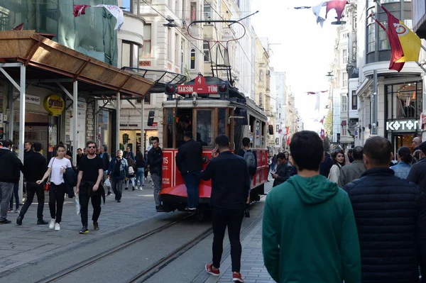 Старый трамвай едет по улице Истикляль в Стамбуле — стоковое фото