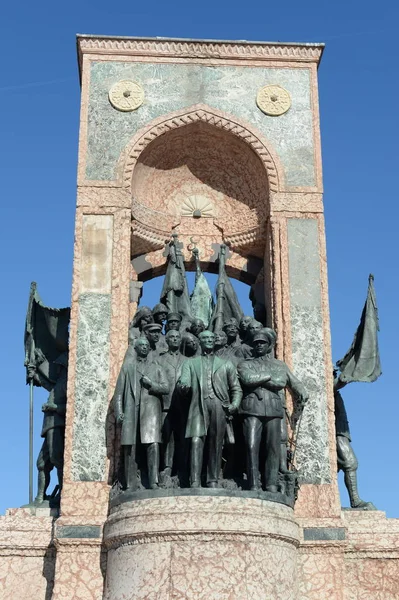 The Republic Monument on Taksim square. Complete in August 8, 1928, was designed by Italian sculptor Pietro Canonica — Stock Photo, Image