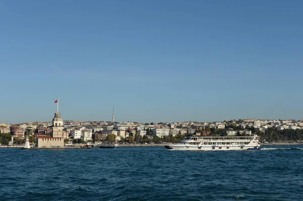 Maiden Tower in het midden van de Bosporus Straat in Istanbul — Stockfoto