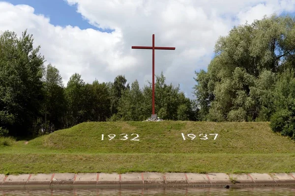 Поклонівський хрест на Банку Московського каналу в пам'ять про тих, хто загинув під час його будівництва в 1932 - 1937 роках. — стокове фото