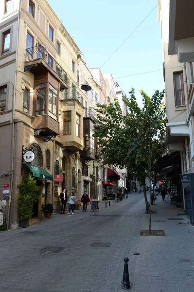 Yeni Charshi Street in Beyoglu district in the old part of Istanbul — Stock Photo, Image