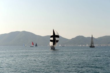  Türkiye 'nin Marmaris kenti yakınlarındaki körfezde yatlar