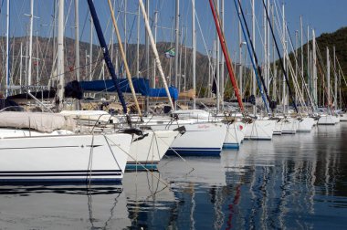  Türkiye 'nin Marmaris kentindeki yat kulübünün limanında yatlar