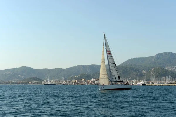 Yacht i Bay nära den turkiska staden Marmaris — Stockfoto