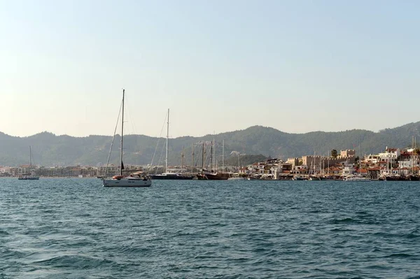 Utsikt över staden Marmaris från havet — Stockfoto