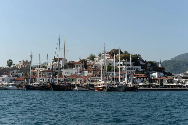 Blick auf die Stadt Marmaris vom Meer aus — Stockfoto