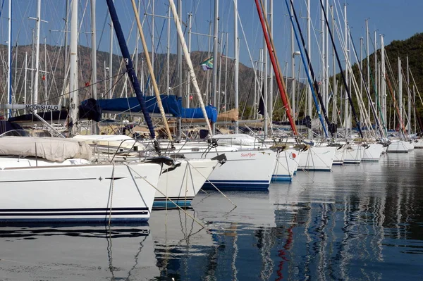 Yachts på Marina av båten klubben i den turkiska staden Marmaris — Stockfoto