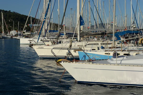 Yachts at the Marina of the yacht club in the Turkish city of Marmaris — Stock Photo, Image