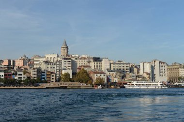  İstanbul 'daki Altın Boynuz Koyu ve Galata Kulesi manzarası