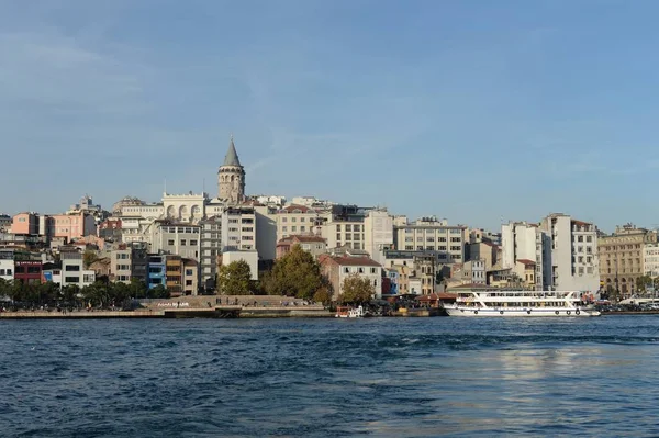 Widok na zatokę Golden Horn i wieżę Galata w Stambule — Zdjęcie stockowe