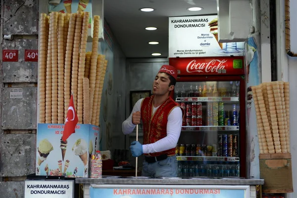 Eisverkäufer auf der istiklal Straße in Istanbul — Stockfoto
