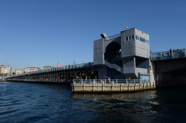 İstanbul, Türkiye - 3 Kasım 2019: İstanbul 'daki Altın Boynuz üzerindeki Galata Köprüsü