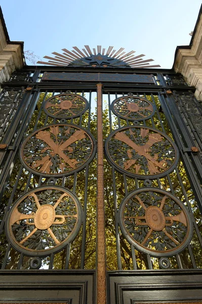 Gateway to the Galatasaray Lyceum in Istanbul — Stock Photo, Image