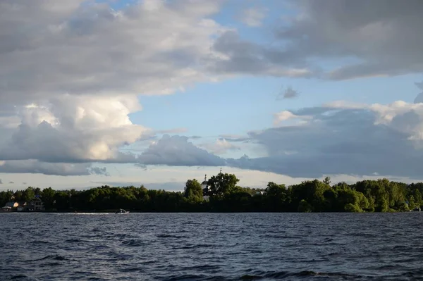 Kljasmen-Stausee des Moskauer Kanals in der Nähe des Dorfes Chiverevo — Stockfoto