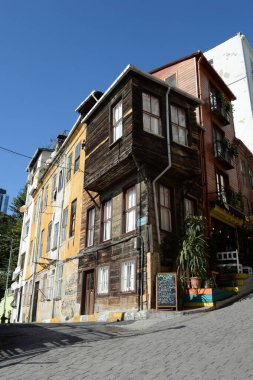 İstanbul, Türkiye - 3 Kasım 2019: İstanbul 'un eski kesiminin Beyoğlu ilçesinde Oni Charshi ve Gul Baba caddelerinin kesiştiği noktada bina