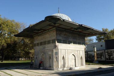 İstanbul, Türkiye - 3 Kasım 2019: Tophane Çeşmesi manzarası, Osmanlı Sultanı Mahmud I tarafından Tophane Beyoğlu, İstanbul, Türkiye 'de Osmanlı rokoko mimarisinde inşa edilen kamu suyu çeşmesi