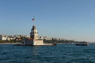 İstanbul, Türkiye - 3 Kasım 2019: İstanbul Boğazı 'nın ortasındaki Bakire Kulesi