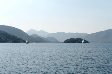 Marmaris, Türkiye - 27 Ekim 2019: Türkiye 'nin Marmaris kenti yakınlarındaki Körfez Yatları