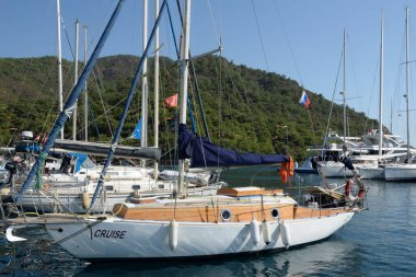 Marmaris, Türkiye - 27 Ekim 2019: Türkiye 'nin Marmaris kentindeki yat kulübünün limanında yatlar