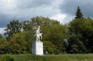 Moskova Bölgesi, Rusya - 7 Temmuz 2019: Orevo köyü yakınlarındaki Moskova Kanalı 'ndaki heykel grubu