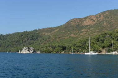 Marmaris, Türkiye - 27 Ekim 2019: Marmaris Körfezi 'ndeki deniz gemileri. Türkiye