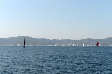 Marmaris, Türkiye - 27 Ekim 2019: Türkiye 'nin Marmaris kenti yakınlarındaki Körfez Yatları