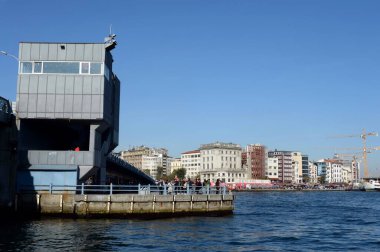 İstanbul, Türkiye - 3 Kasım 2019: İstanbul 'daki Altın Boynuz Koyu üzerindeki Galata köprüsünün parçası