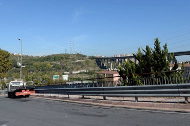 İstanbul, Türkiye - 3 Kasım 2019: İstanbul 'daki Kagytkhan Nehri üzerindeki yol kavşağı ve köprü