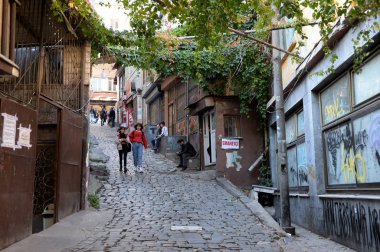 İstanbul, Türkiye - 3 Kasım 2019: İstanbul 'un eski kesiminin Beyoğlu' ndaki Alageyik Caddesi