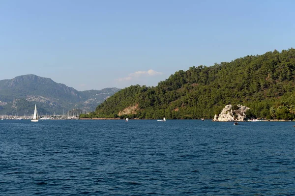 Marmaris, Türkiye - 27 Ekim 2019: Marmaris Körfezi 'ndeki deniz gemileri. Türkiye