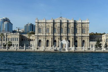 İstanbul, Türkiye - 3 Kasım 2019: İstanbul, Türkiye 'deki Dolmabahçe Sarayı' nın İstanbul 'dan görünüşü