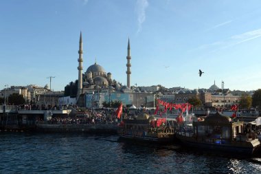 İstanbul, Türkiye - 3 Kasım 2019: Eminenu Golden Horn Marina İstanbul 'daki Galata Köprüsü' nde