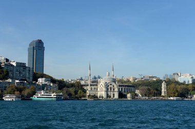 İstanbul, Türkiye - 3 Kasım 2019: İstanbul, Türkiye 'nin merkezindeki İstanbul Boğazı' ndaki setin manzarası