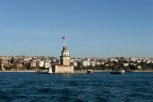 Istanbul Türkei November 2019 Jungfernturm Mitten Der Bosporusstraße Istanbul — Stockfoto