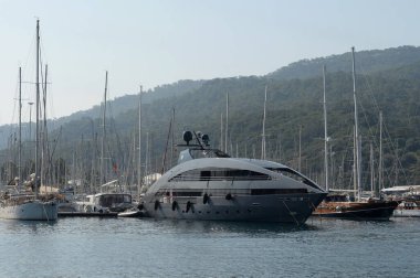 Marmaris, Türkiye - 30 Ekim 2019: Türkiye 'nin Marmaris kentindeki yat kulübünün iskelesinde deniz yatları