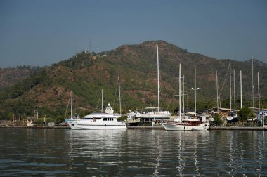 Marmaris, Türkiye - 30 Ekim 2019: Türkiye 'nin Marmaris kentindeki yat kulübünün iskelesinde deniz yatları