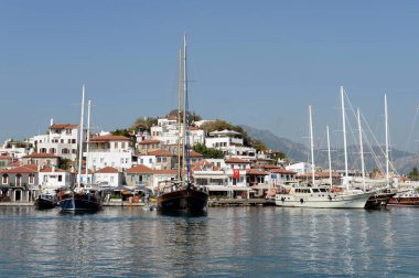 Marmaris, Türkiye - 30 Ekim 2019: Deniz manzaralı Marmaris şehri. Türkiye