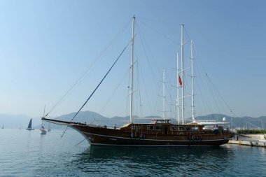 Marmaris, Türkiye - 30 Ekim 2019: Türk gulet gemisi Türkiye 'nin Marmaris kentinin iskelesinde
