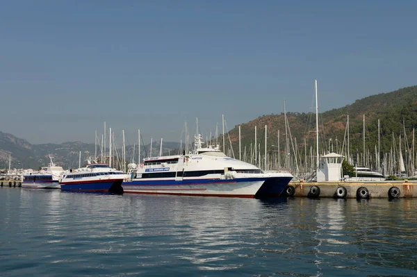 Marmarís Turquía Octubre 2019 Barcos Pasajeros Marítimos Muelle Ciudad Marmaris —  Fotos de Stock