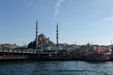 İstanbul, Türkiye - 3 Kasım 2019: Eminenu Golden Horn Marina İstanbul 'daki Galata Köprüsü' nde
