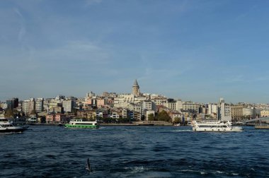 İstanbul, Türkiye - 3 Kasım 2019: İstanbul 'daki Altın Boynuz ve Galata Kulesi manzarası