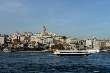 İstanbul, Türkiye - 3 Kasım 2019: İstanbul 'daki Altın Boynuz ve Galata Kulesi manzarası