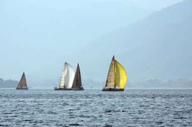 Marmaris, Türkiye - 30 Ekim 2019: Türkiye 'nin Marmaris kenti yakınlarındaki körfezde yatlar