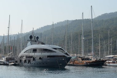 Marmaris, Türkiye - 30 Ekim 2019: Türkiye 'nin Marmaris kentindeki yat kulübünün iskelesinde deniz yatları